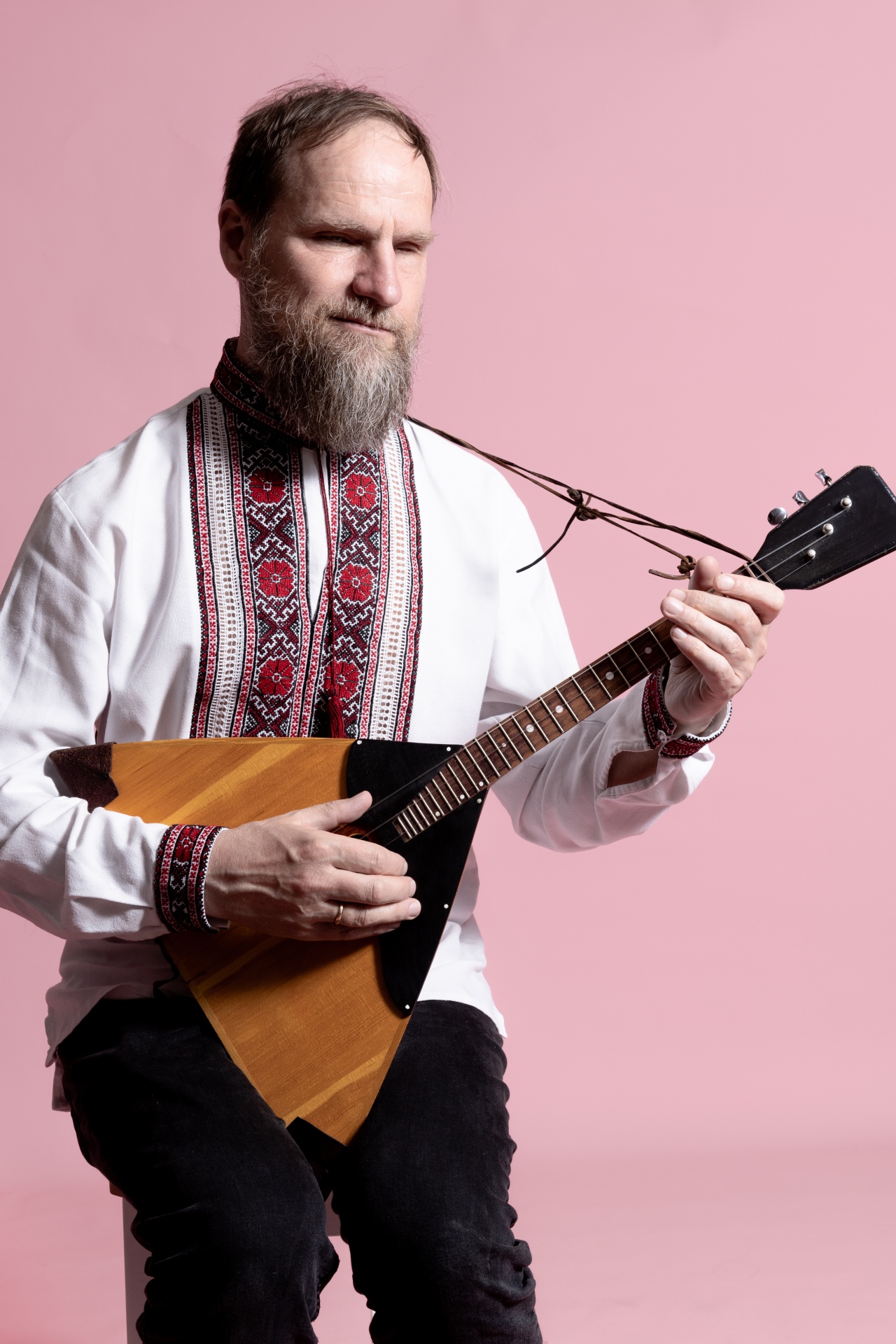 Dariusz Mikułowski, bałałajka, śpiew