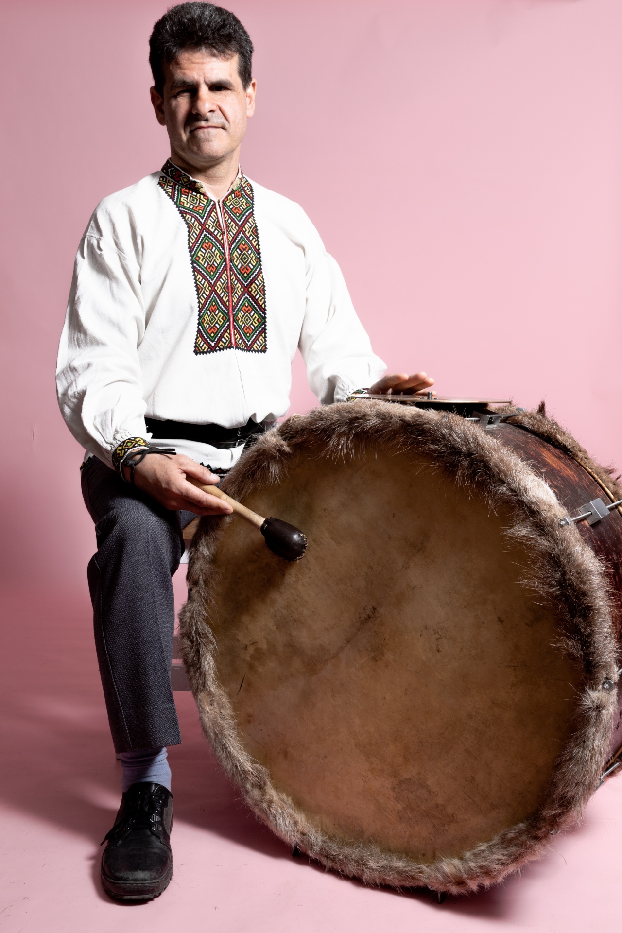 Piotr Ziółek, bęben huculski, tamburino, śpiew, prowadzenie zespołu