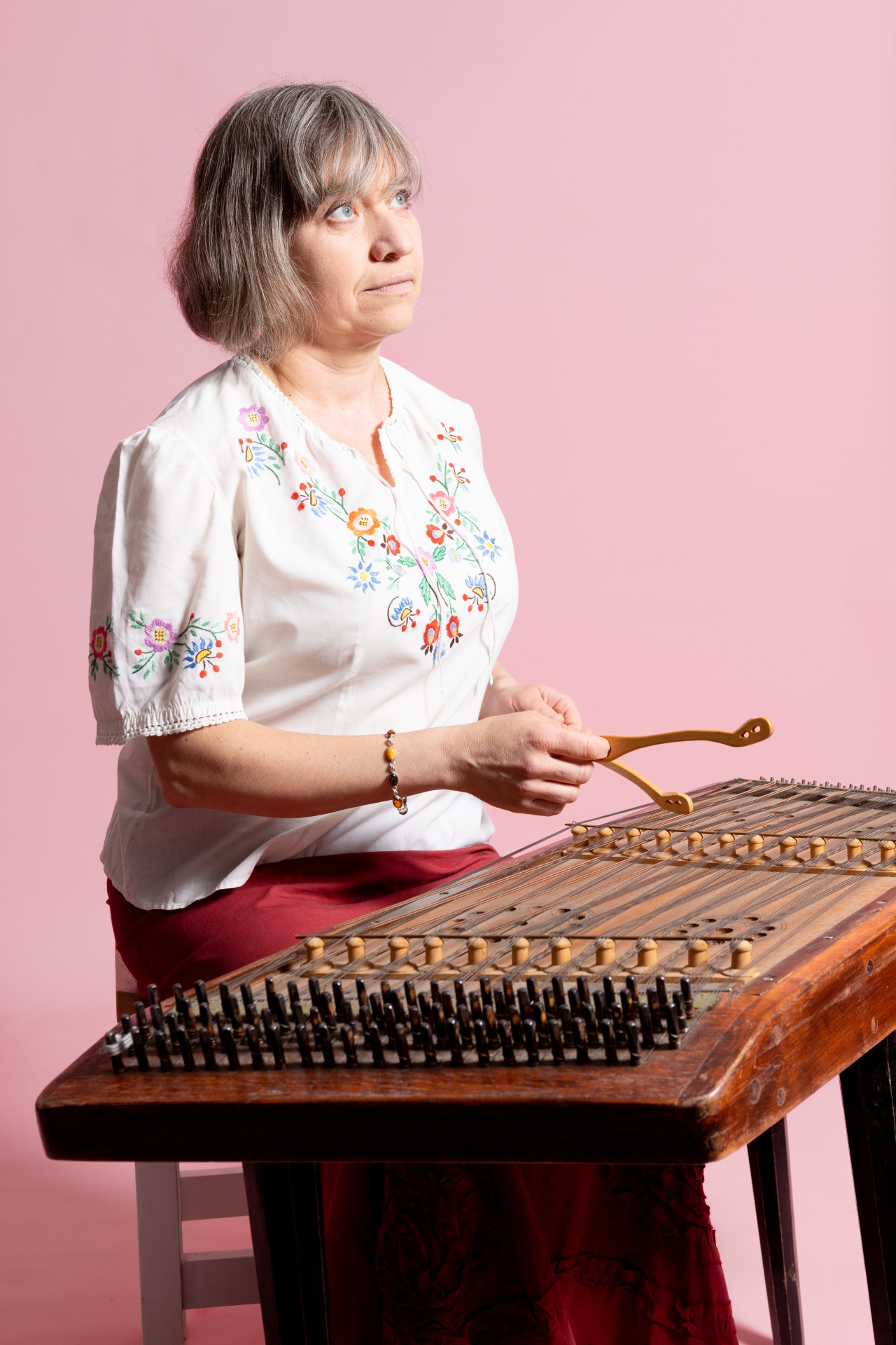 Anna Różycka, skrzypce 5-strunne, suka biłgorajska, cymbały, mandolina, mazanki, śpiew