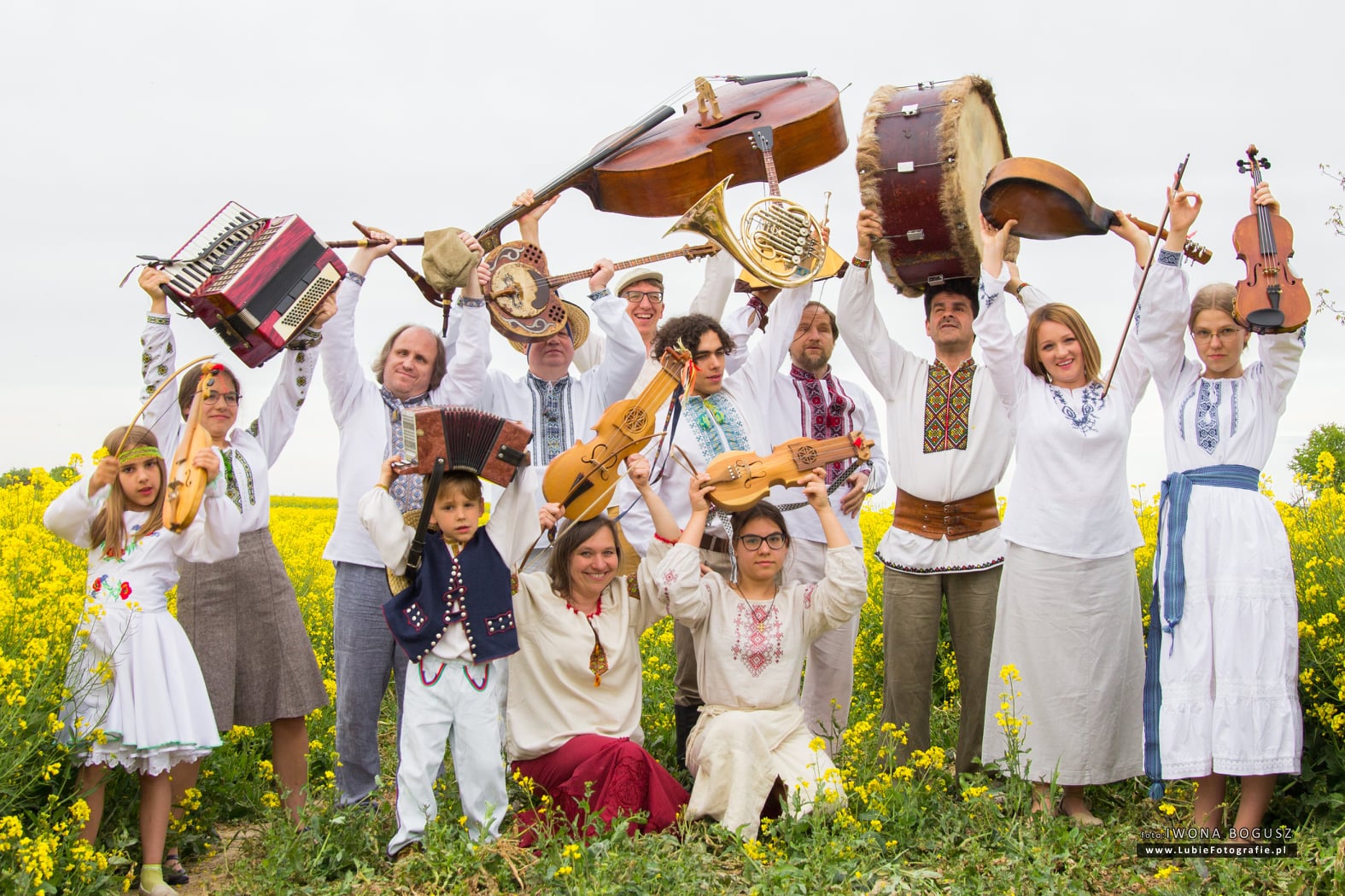 Kapela Drewutnia - zdjęcie grupowe z dzieciakami i instrumentami