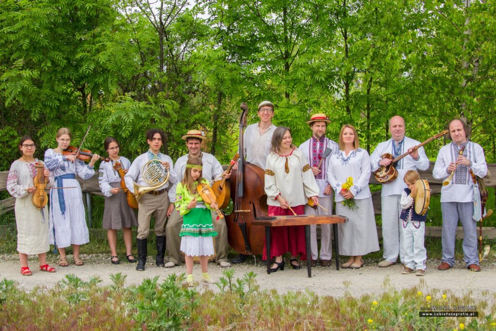 Kapela Drewutnia - zdjęcie grupowe z dzieciakami