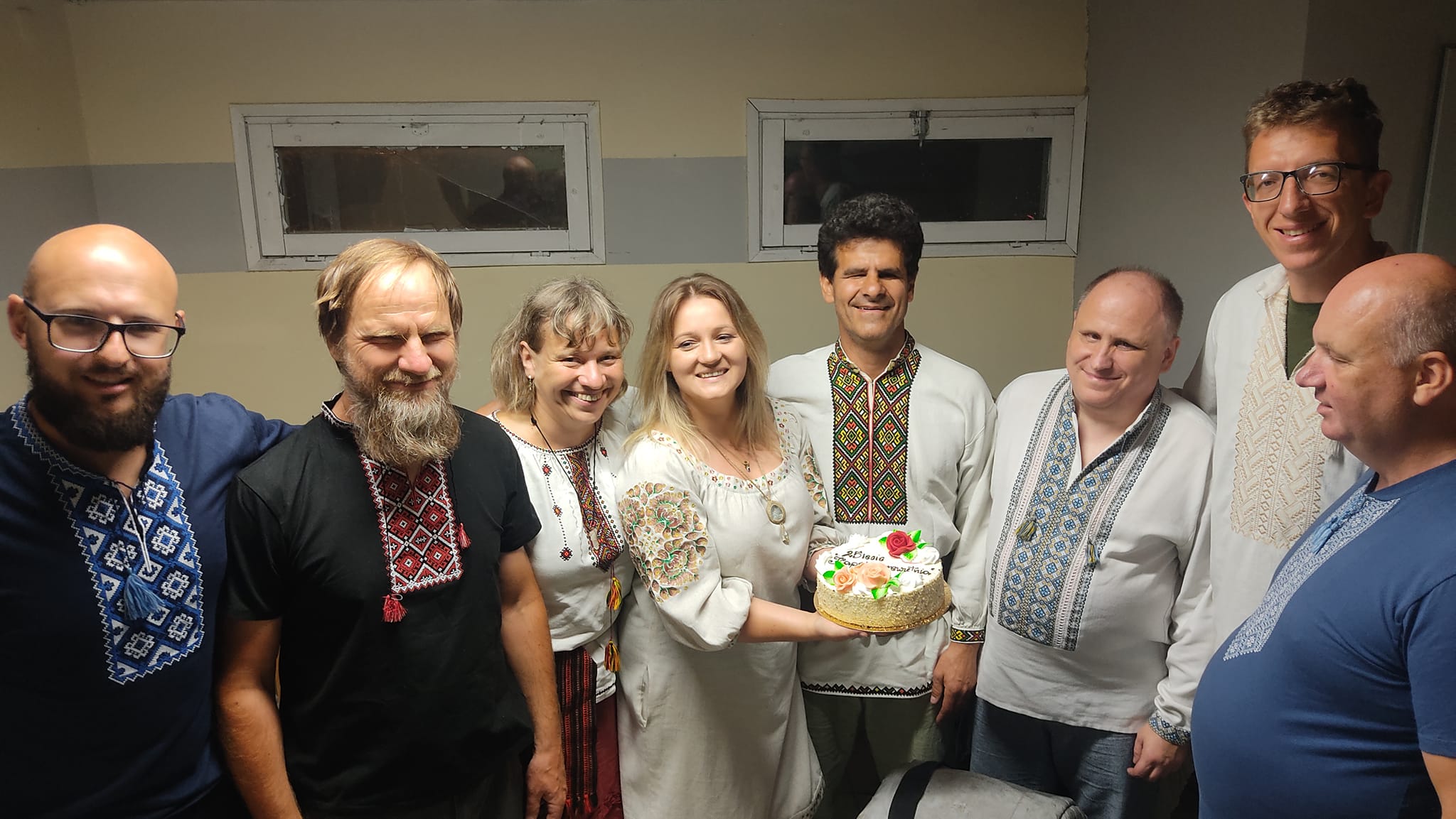 Kapela Drewutnia - zdjęcia grupowe - urodziny kapeli - tort