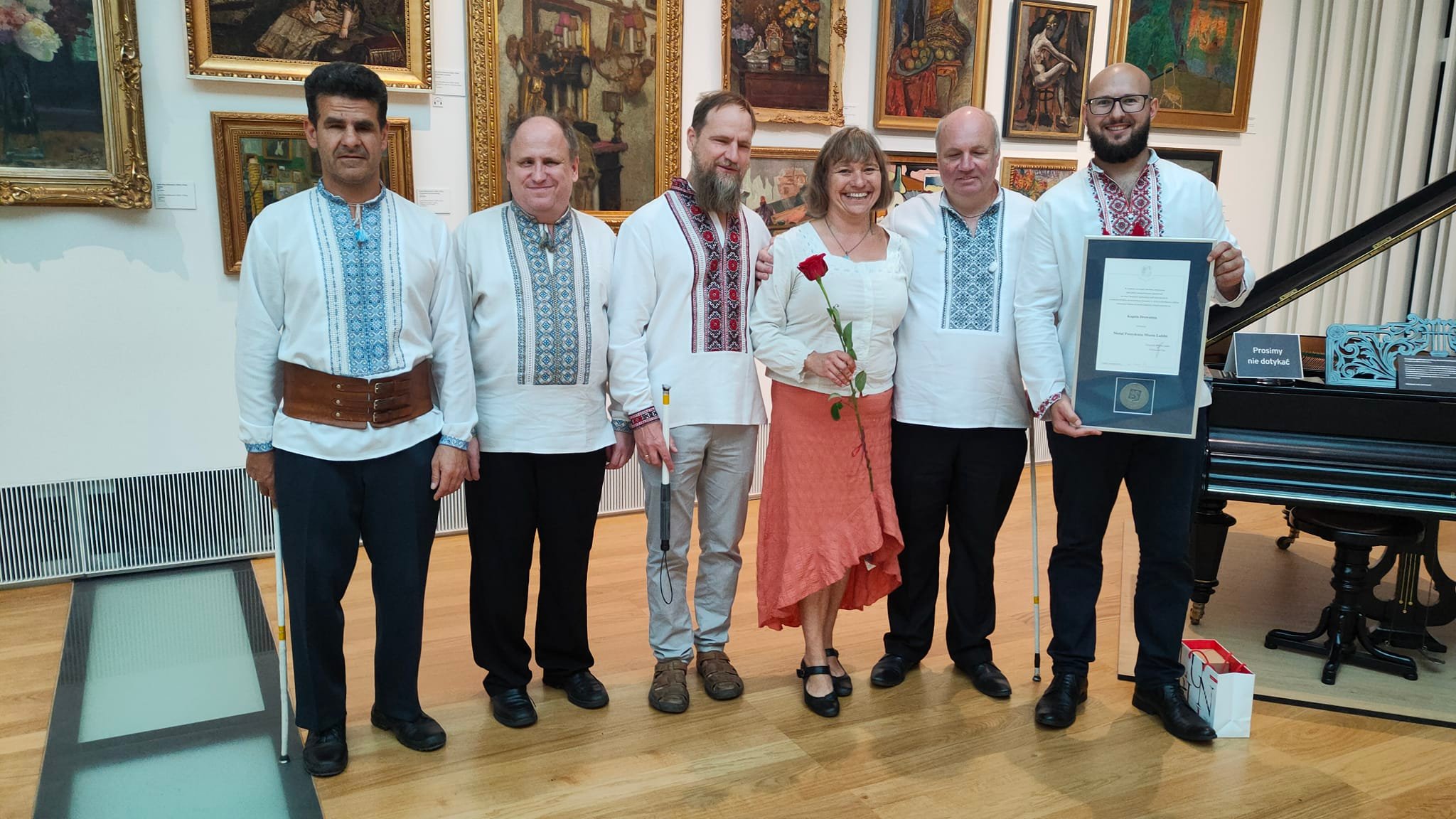 Kapela Drewutnia - zdjęcia grupowe - w muzeum