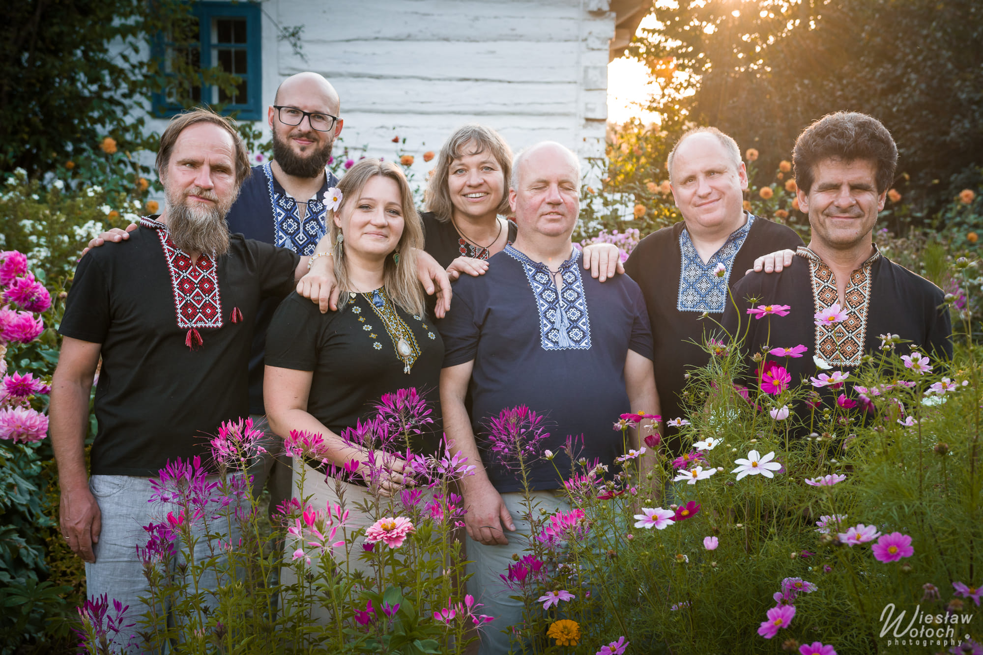 Kapela Drewutnia - zdjęcia grupowe - w skansenie