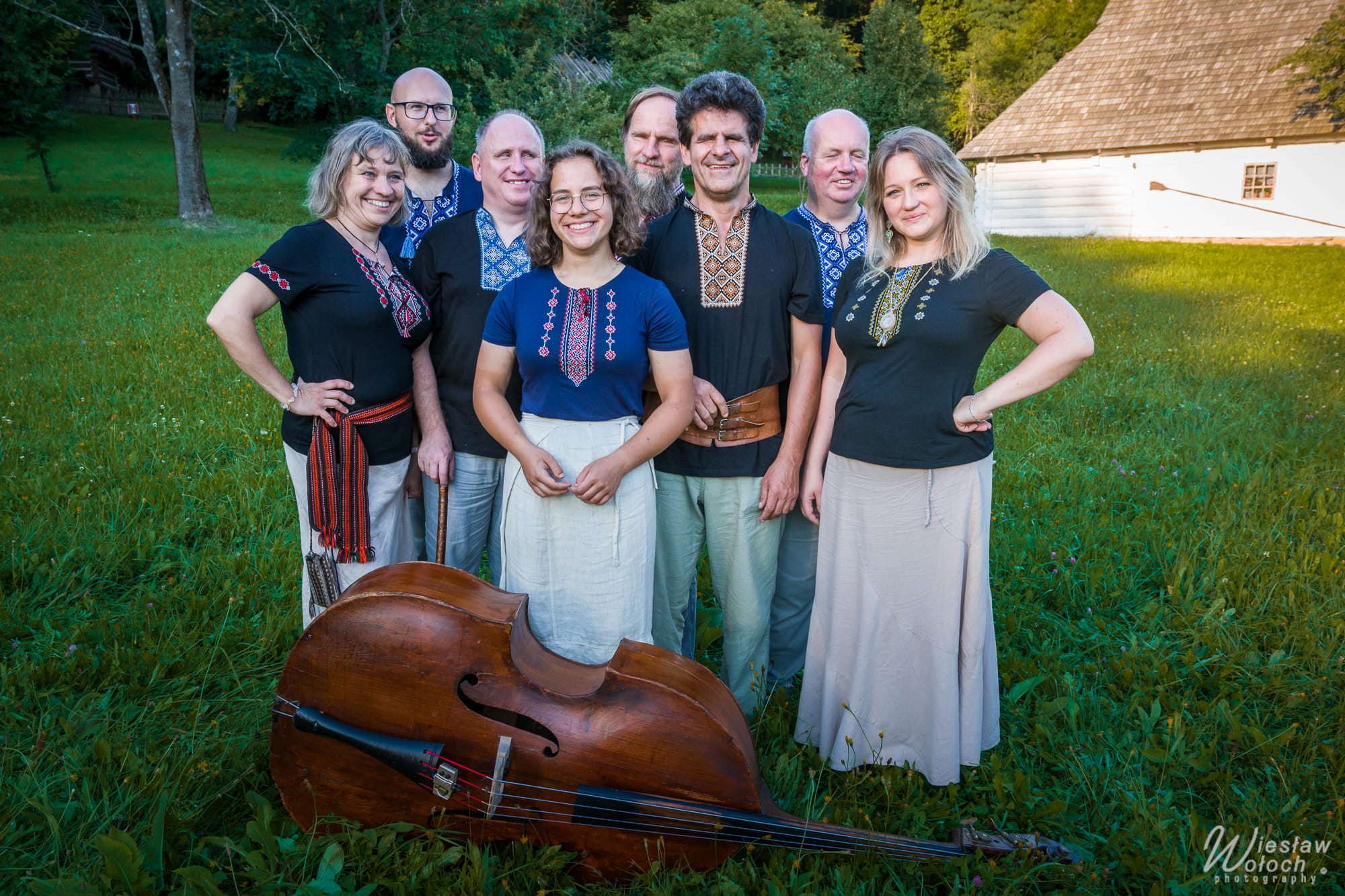 Kapela Drewutnia - zdjęcia grupowe - na łące