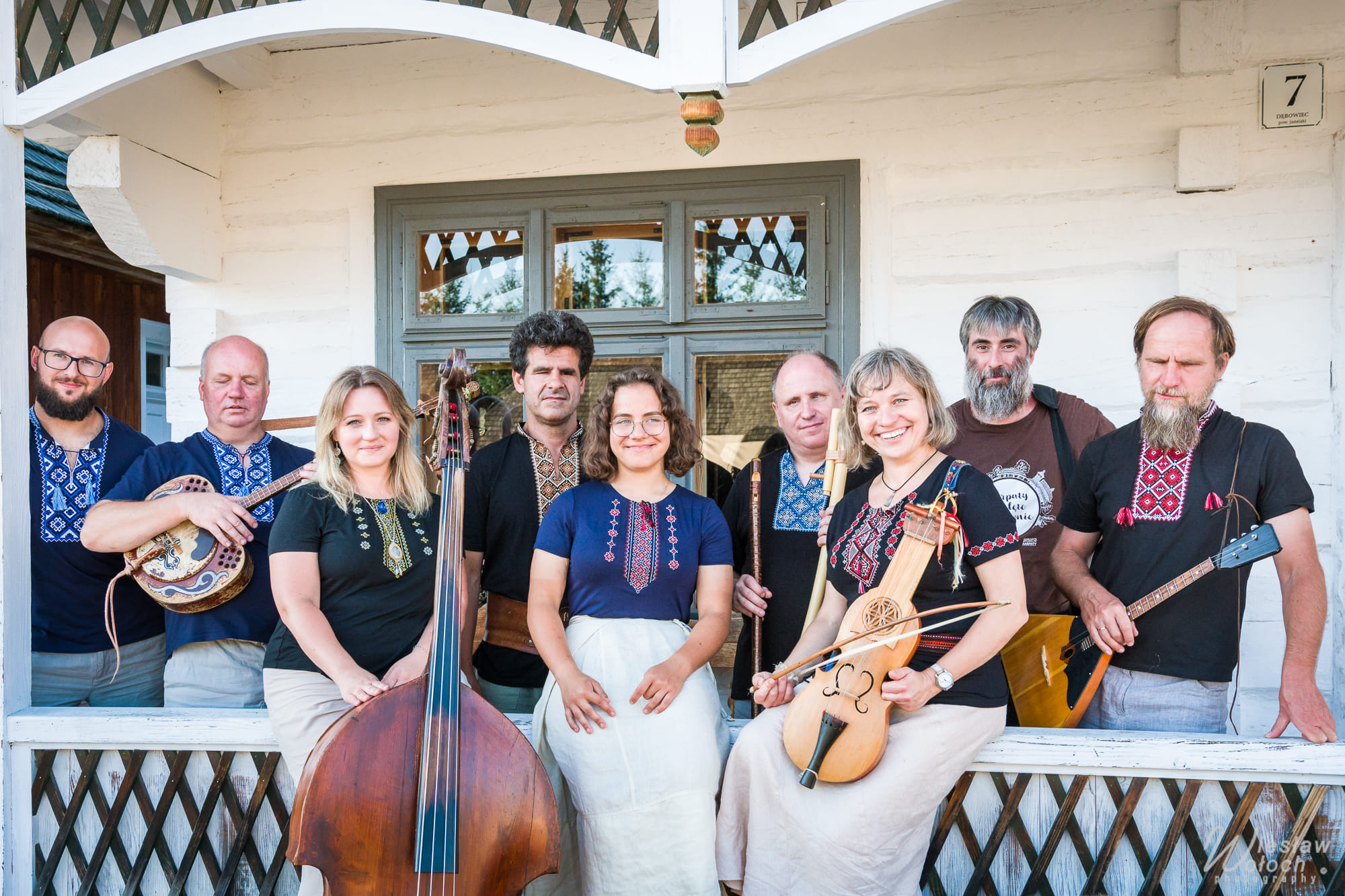 Kapela Drewutnia - zdjęcia grupowe w czarnych koszulkach