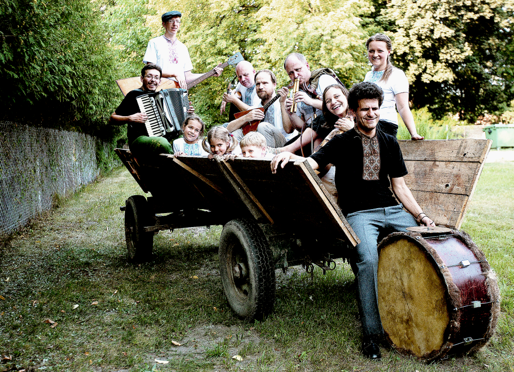 Kapela Drewutnia - zdjęcie grupowe na starym wozie