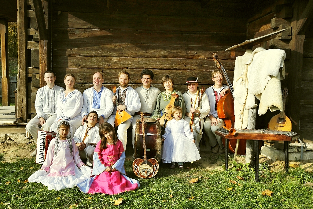 Kapela Drewutnia - zdjęcie grupowe z na ławeczce