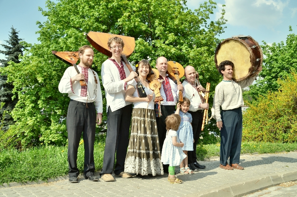 Kapela Drewutnia - grupowe na chodniku