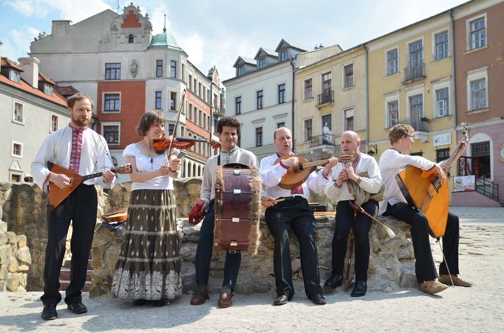 Kapela Drewutnia - zdjęcie grupowe na starówce w Lublinie